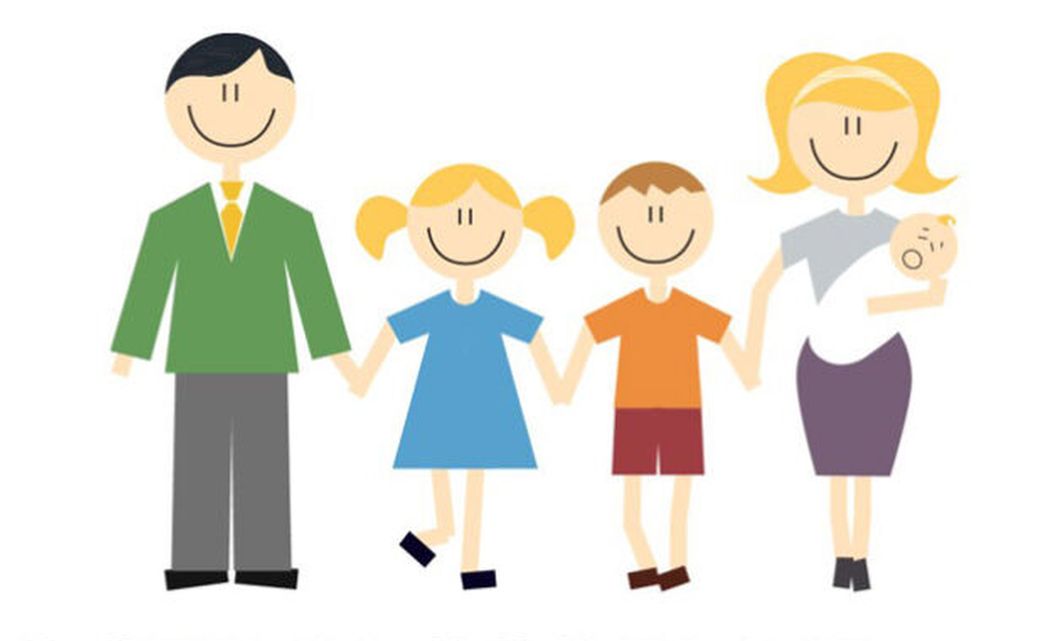 Na białym tle widnieje rodzina, z&nbsp;lewej strony uśmiechnięty ojciec, włosy kr&oacute;tkie koloru czarnego, ubrany w&nbsp;marynarkę koloru zielonego, białą koszulę i&nbsp;ż&oacute;łty krawat, spodnie koloru popielatego, czarne buty. Następnie ojciec trzyma za rękę uśmiechniętą c&oacute;rkę o&nbsp; długich blond  włosach, kt&oacute;re są  uczesane w&nbsp;dwie kitki, dziewczynka ubrana jest w&nbsp;niebieską sukienkę a&nbsp;na nogach ma czarne buty, następnie c&oacute;rka trzyma za rękę uśmiechniętego brata o&nbsp;kr&oacute;tkich brązowych włosach, ubrany jest w&nbsp;koszulkę z&nbsp;kr&oacute;tkim rękawem koloru pomarańczowego oraz&nbsp;kr&oacute;tkie spodenki koloru bordowego, na&nbsp;nogach ma założone brązowe buty. Po prawej stronie stoi matka, kt&oacute;ra lewą ręką trzyma za rękę syna. Matka ma uśmiech  na&nbsp;twarzy, włosy blond do ramion, ubrana jest w&nbsp;bluzkę  z&nbsp;kr&oacute;tkim rękawem koloru siwego, sp&oacute;dnicę koloru fioletowego, na&nbsp;nogach ma czarne buty. Matka prawą ręką przytula małe dziecko, kt&oacute;re jest zawinięte szczelnie w&nbsp;becik, z&nbsp;becika wystaje głowa dziecka, na&nbsp;czubku głowy dziecka widnieje blond lok, dziecko ma buzie otwartą i&nbsp;grymas na&nbsp;twarzy.