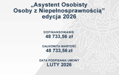 Na grafice, na szarym tle z wizerunkiem godła Rzeczypospolitej Polskiej; znajduje się informacja o treści: dofinansowano ze środków funduszu solidarnościowego „Asystent Osobisty Osoby z Niepełnosprawnością” edycja 2026, dofinansowanie 48 733,56zł, całkowi